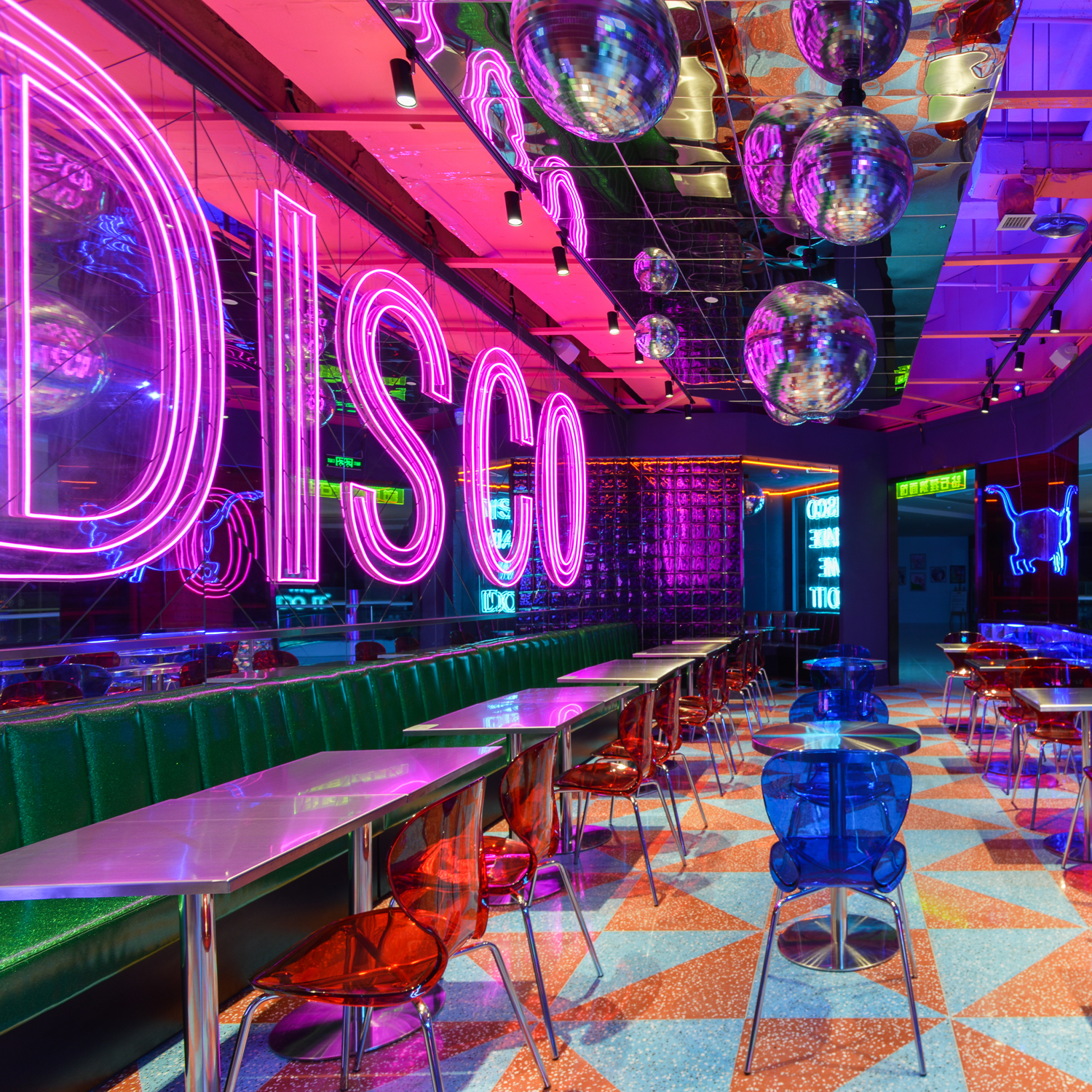 Неоновый бар. Ресторан в стиле диско. Диско бар. Неон в интерьере ресторана. Бар в стиле диско.