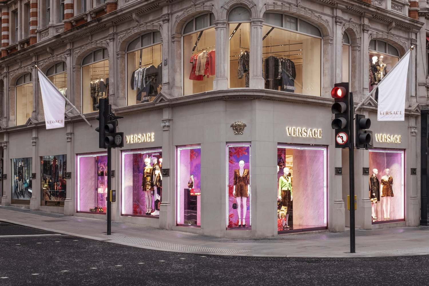 hond Supermarkt Langskomen London: Versace flagship store opening – superfuture®