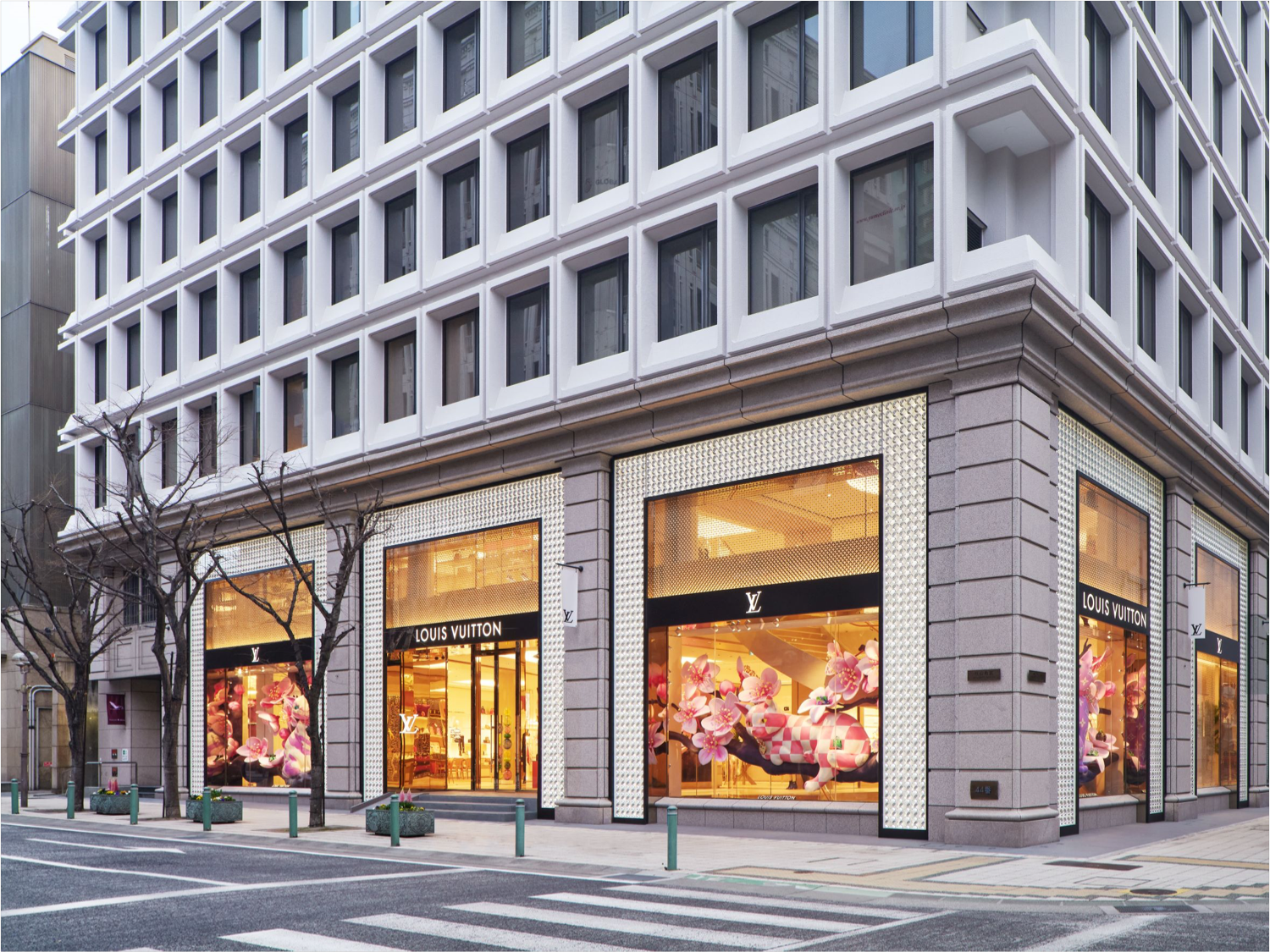Louis Vuitton flagship store in the street retail – Stock