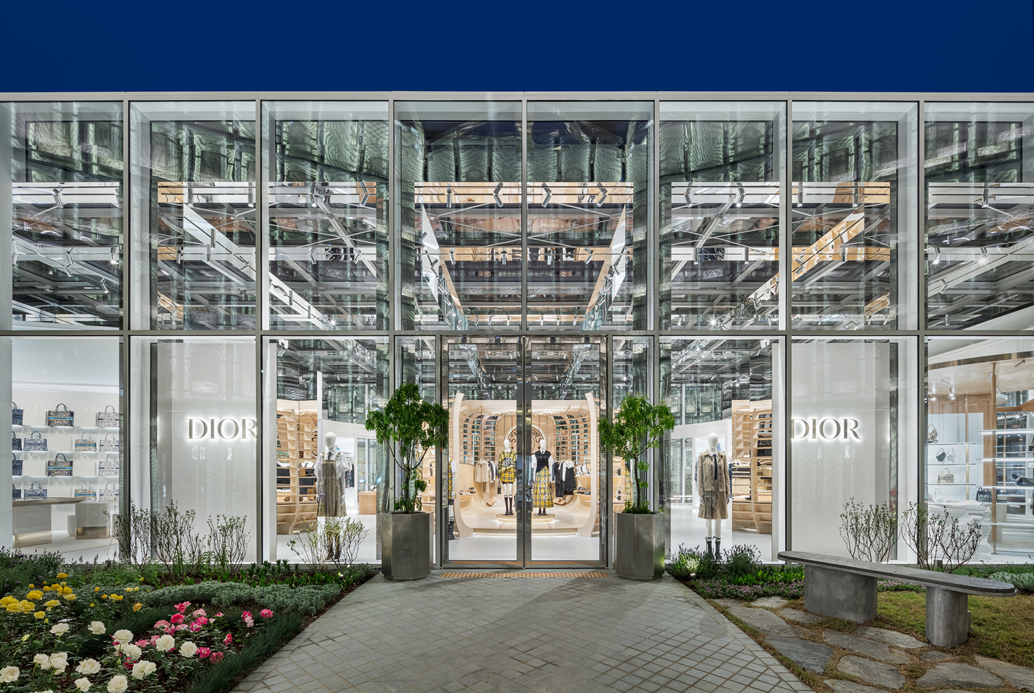 Dior inaugura conceito revolucionário de loja com dimensões estratosféricas  em Seoul - Blog Ana Cláudia Thorpe