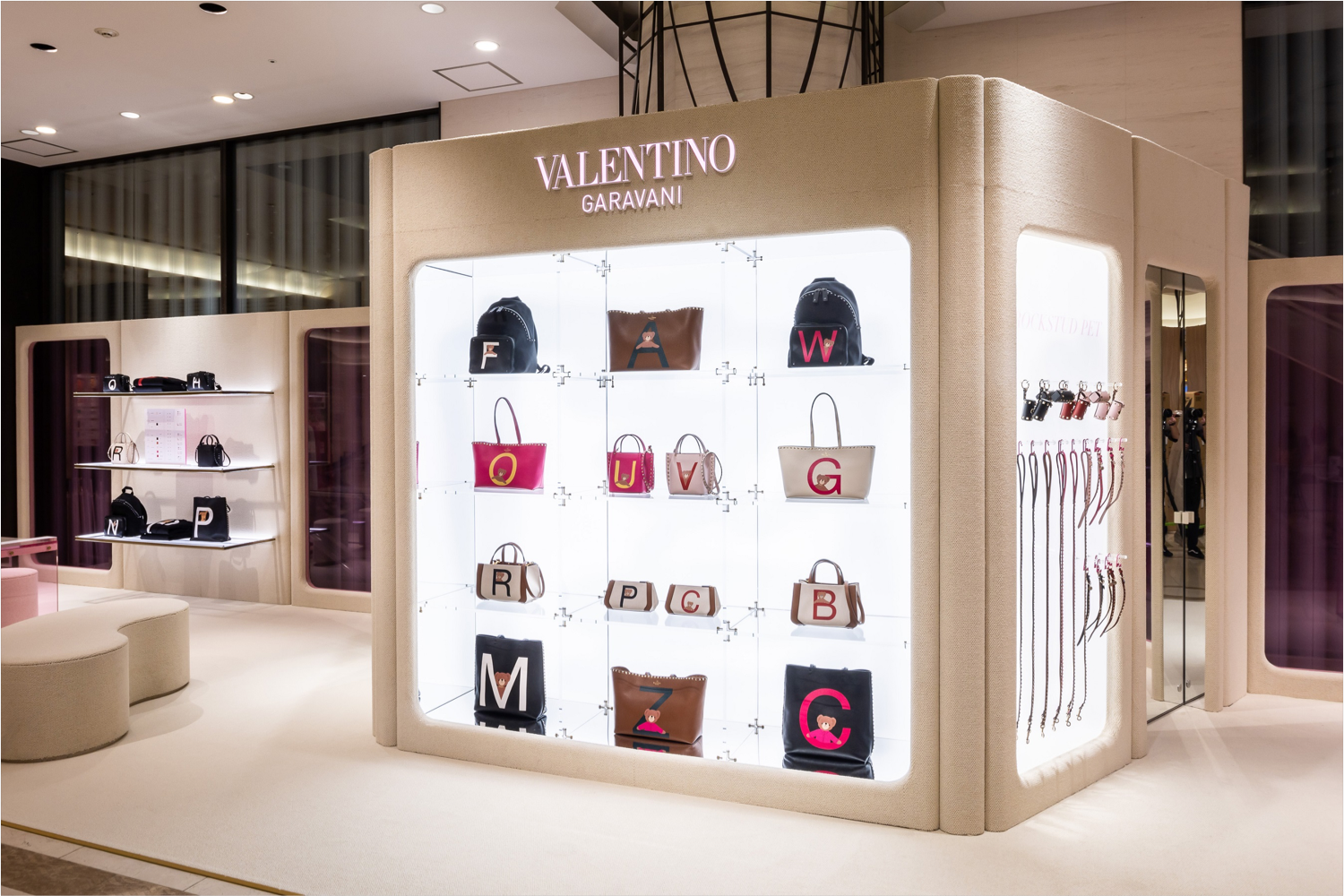 St pris eskalere Osaka: Valentino pop-up store – superfuture®