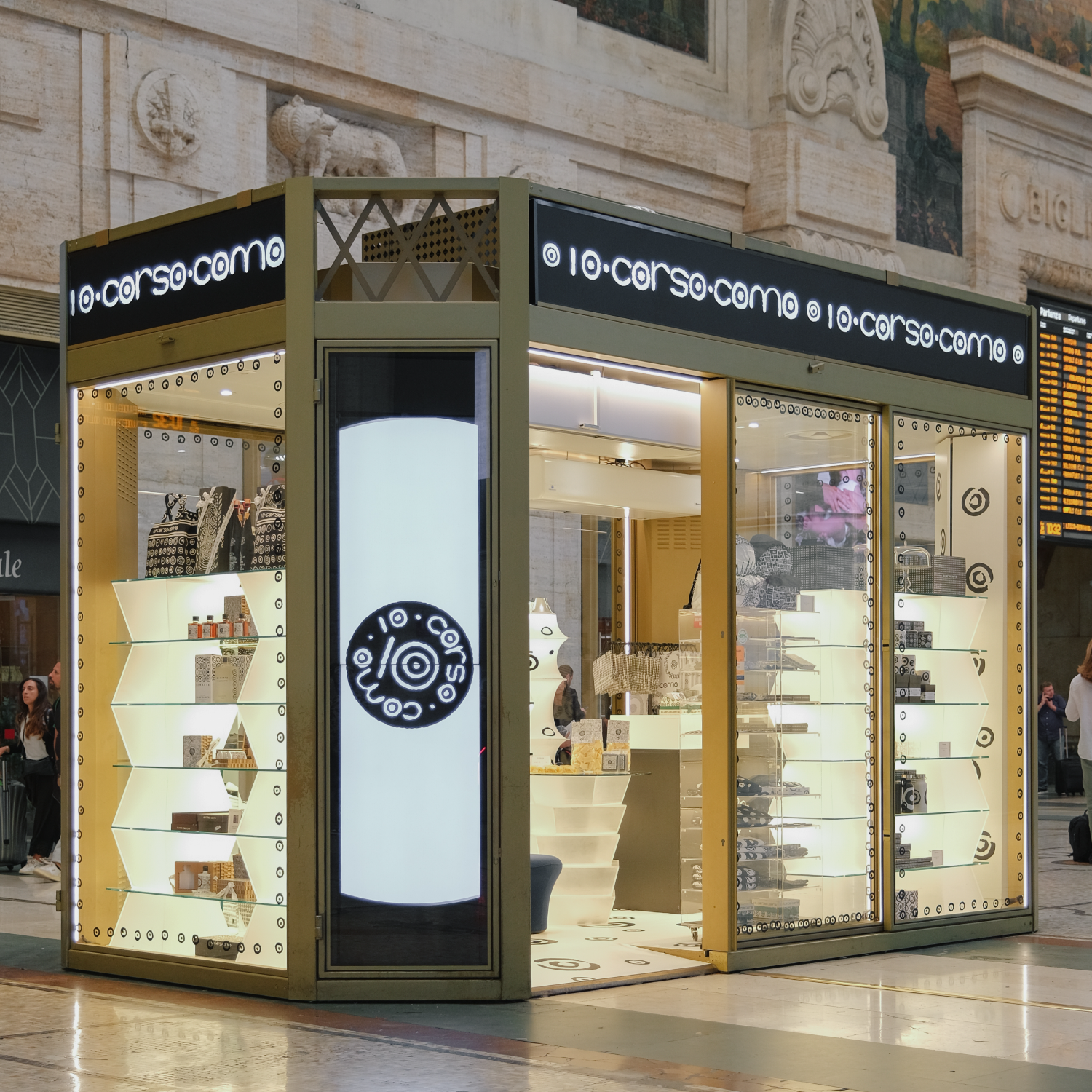 Milan, inaugurato un nuovo store alla stazione centrale di Milano